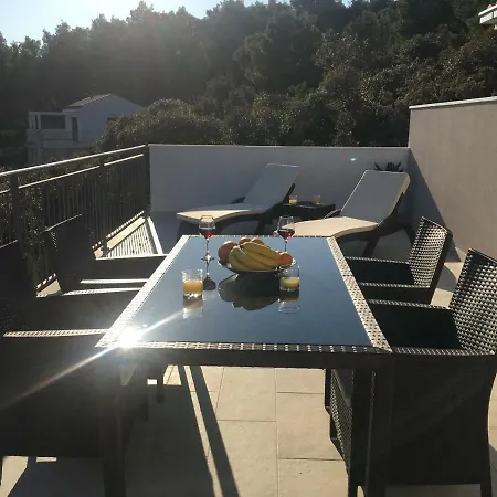 Gostinjska kuća Hvar 4*